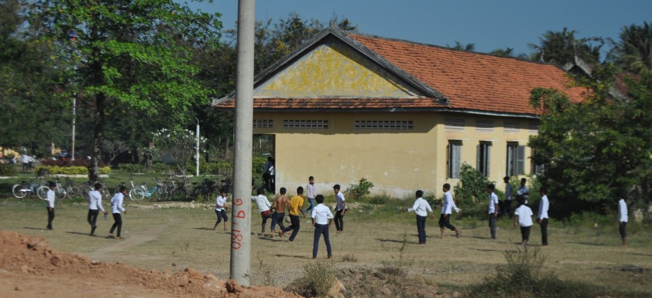 Enfants qui jouent au football dans la cour de l'ecole.